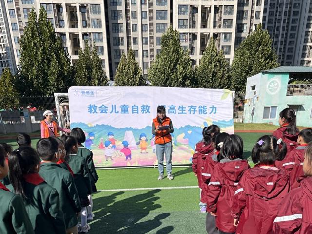 街小学：家长进课堂教学生自救K8凯发国际郑州高新区莲花(图4)